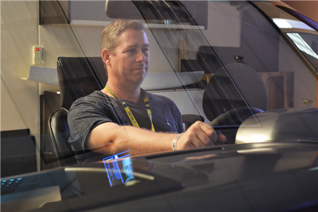 新兴汽车显示技术让驾驶者不做“低头族”