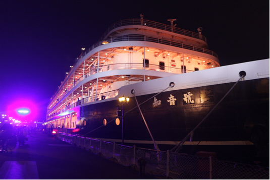 LG OLED壁纸型标牌显示器，打造出城市地铁内靓丽的风景线！