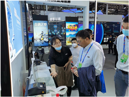 数字教育创新性产品——AOC班脑全球首发,打造自主学习管理平台